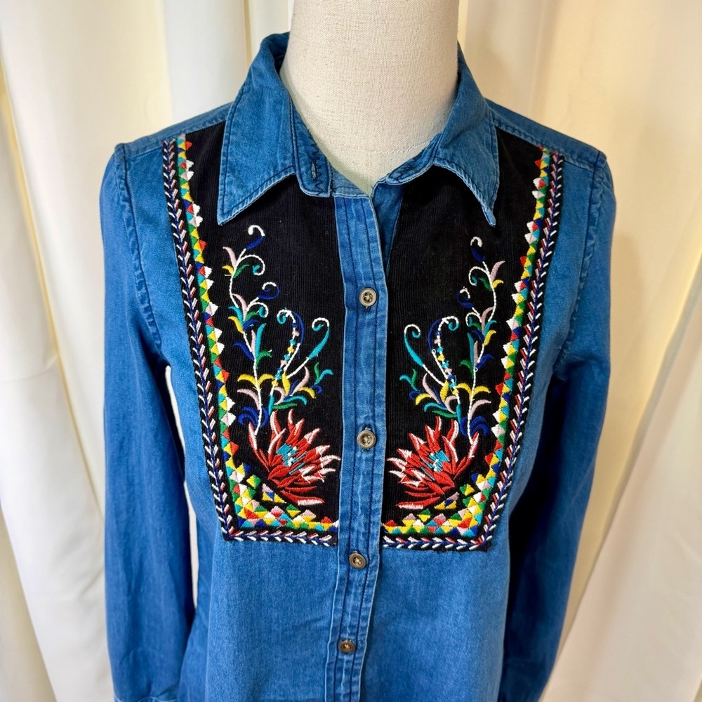 NWT HOLDING HORSES Chambray Denim Button Down Shirt w/ Floral Embroidery Size 0 - Picture 3 of 14
